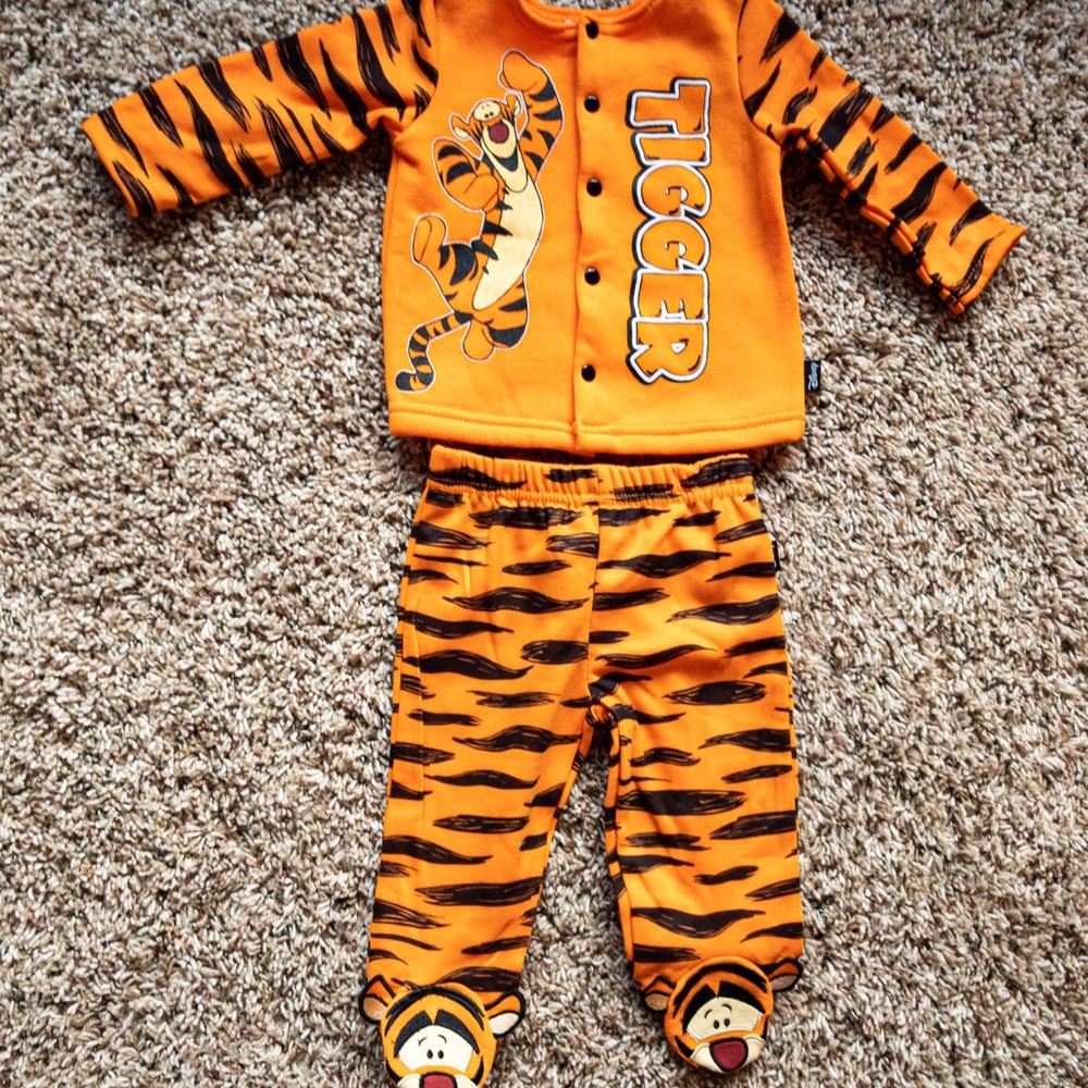 NWOT Matching Disney Tigger Set